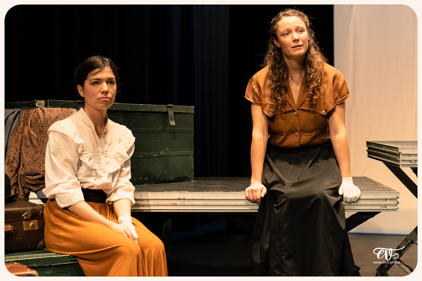 LA MESNIE H. - UN JOUR D'ÉTÉ